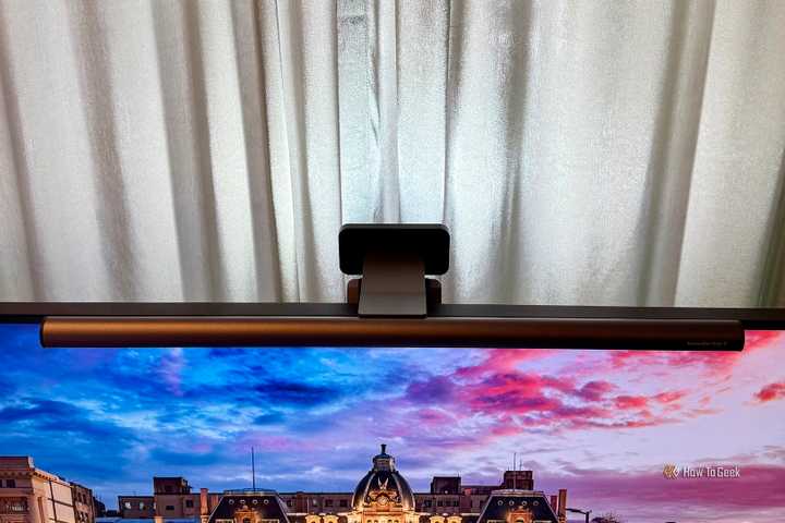BenQ ScreenBar Halo 2 on a monitor.