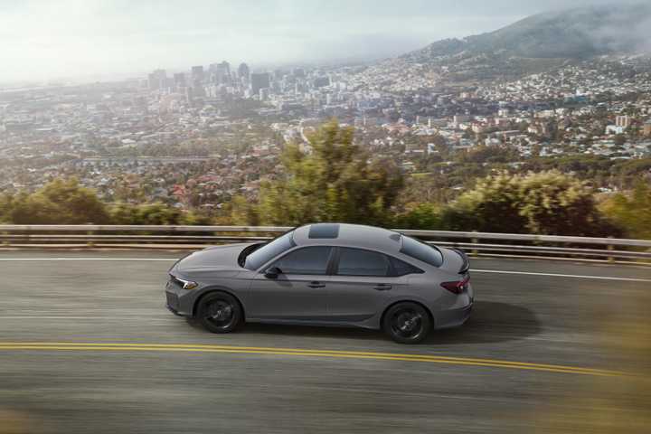 Side profile shot of a 2025 Honda Civic Si