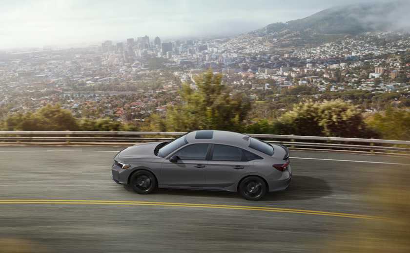 Side profile shot of a 2025 Honda Civic Si