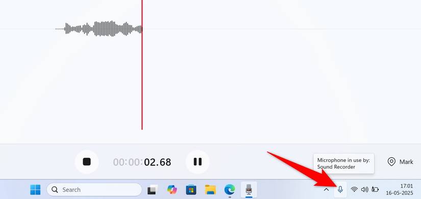 The mic icon highlighted on Windows 11's system tray.
