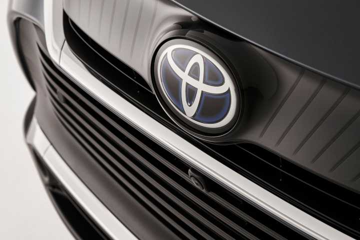 Close-up shot of the badge and grille on a 2021 Toyota Venza.