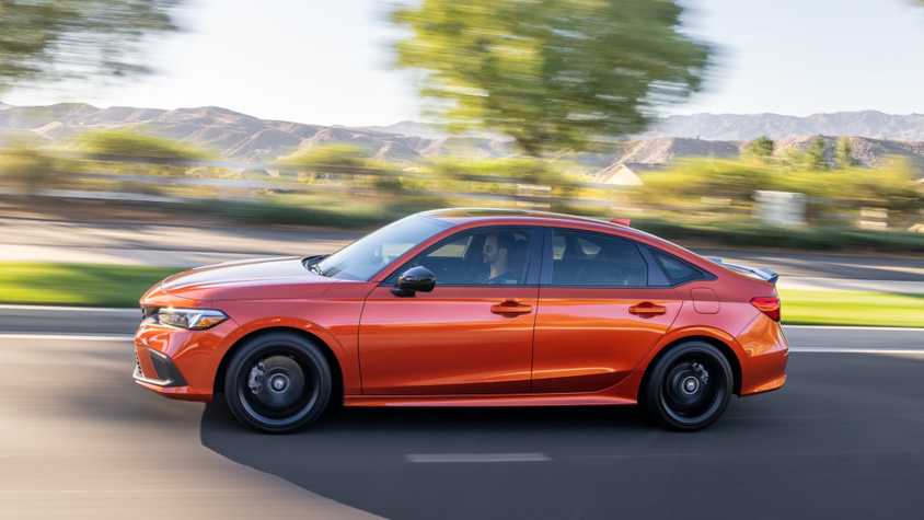 Side profile shot of a 2023 Honda Civic Si