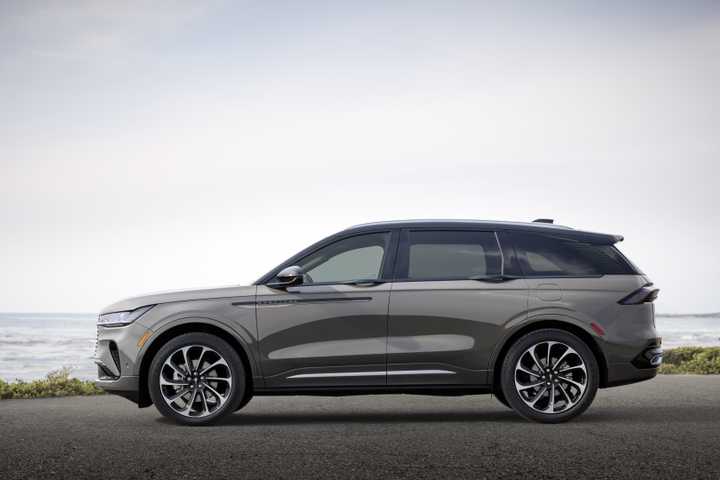 Side profile shot of a 2024 Lincoln Nautilus 