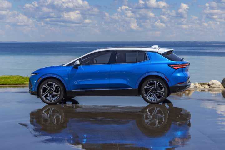 Side profile shot of a 2025 Chevrolet Equinox EV