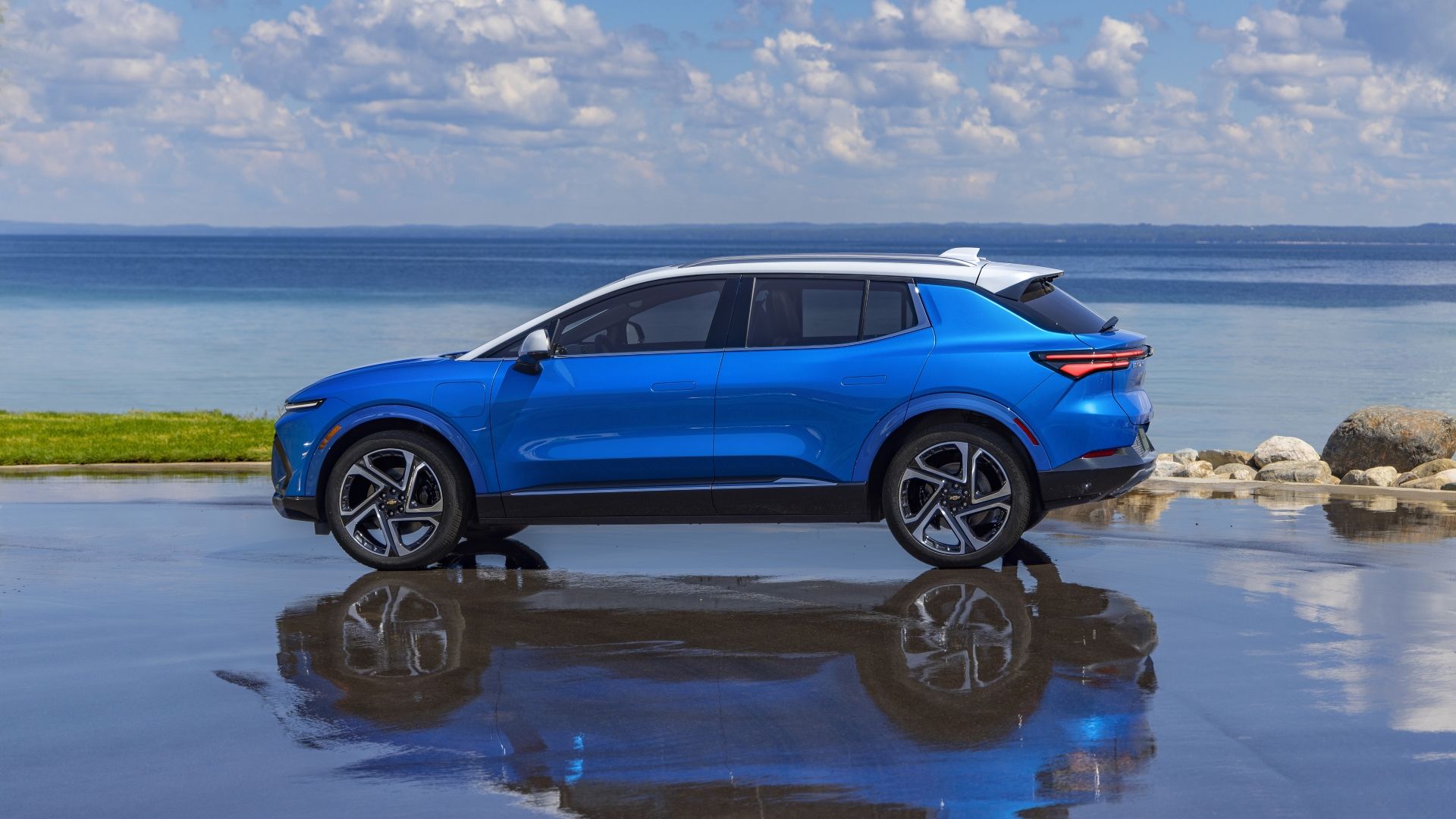 Side profile shot of a 2025 Chevrolet Equinox EV