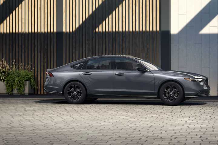 Side profile shot of a 2025 Honda Accord SE