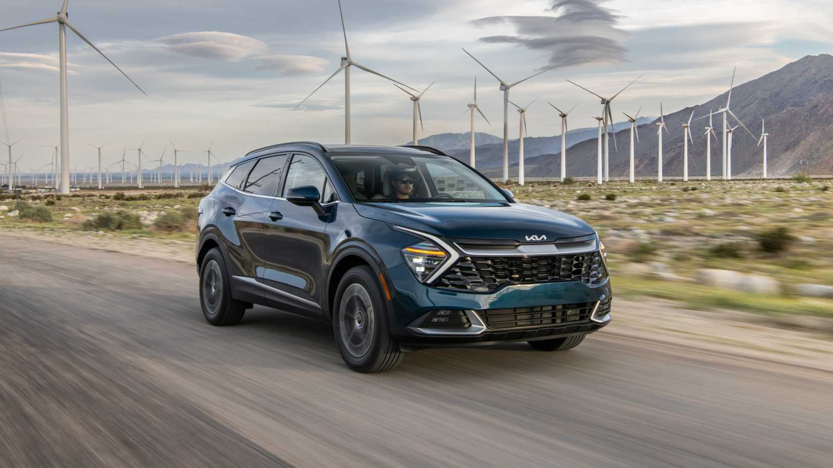 Front quarter view of the 2025 Kia Sportage hyrbid