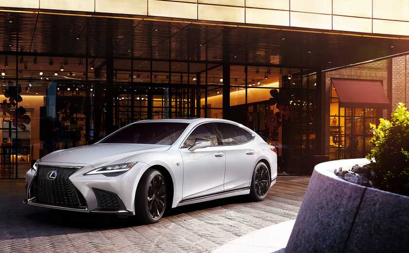 Front 3/4 shot of a 2025 Lexus LS 500