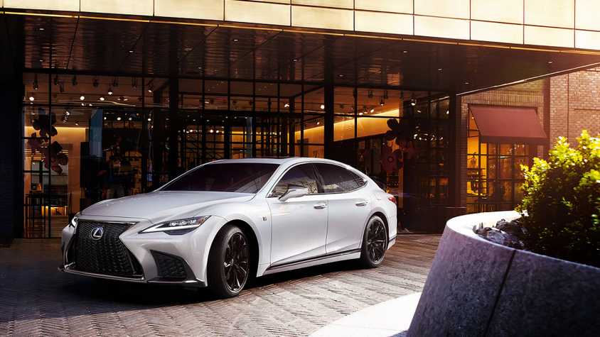 Front 3/4 shot of a 2025 Lexus LS 500