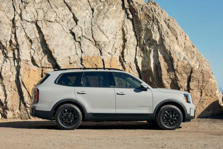Side profile shot of a 2024 Kia Telluride