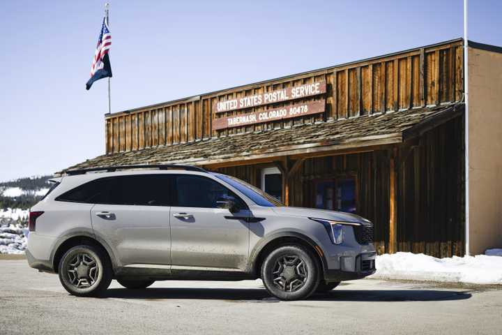 Side profile shot of a 2024 Kia Sorento 