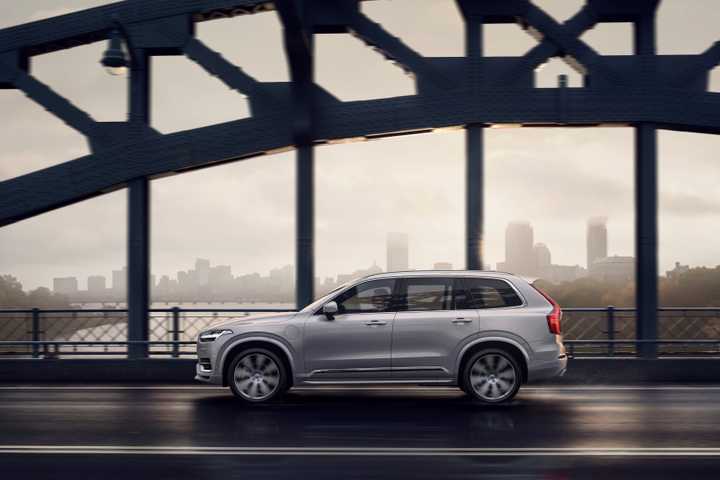 Side profile shot of a 2020 Volvo XC90 