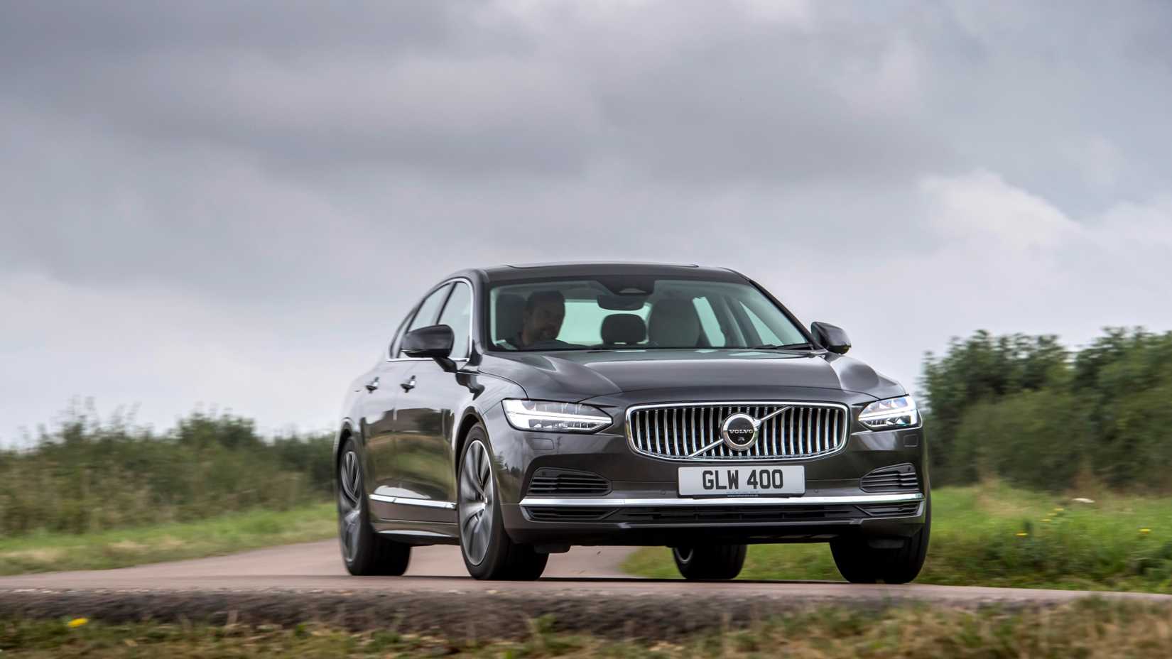 Front 3/4 action shot of a 2025 Volvo S90