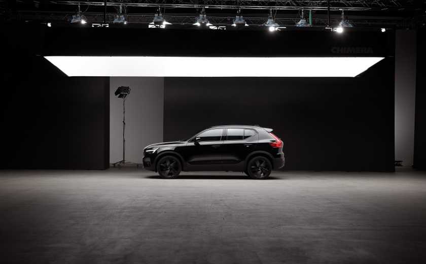 Side profile shot of a 2025 Volvo XC40