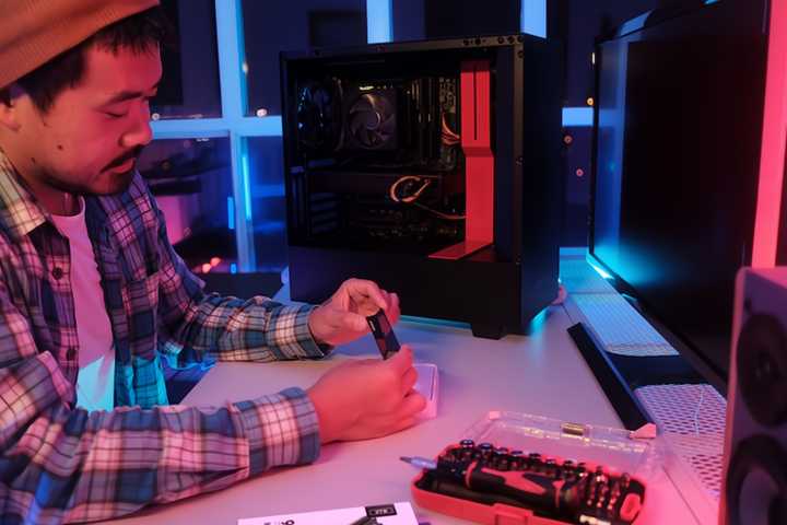 A man is looking at the 990 PRO with Heatsink PCIe on a PC desk.