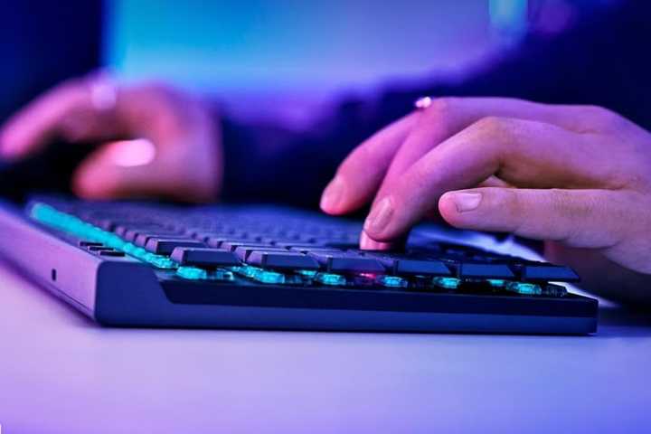 A person typing on logitech g515 lightspeed tkl keyboard.