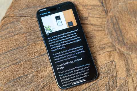 The Instapaper app with an article from How-To Geek opened up to show distraction-free reading.