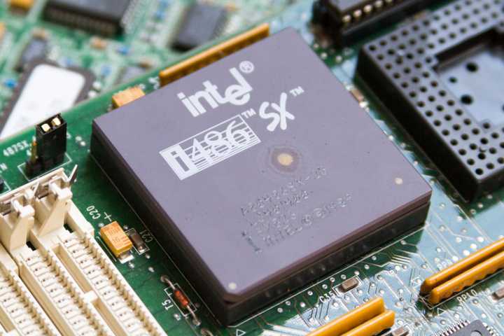 An Intel i486 SX (80486SX) processor from 1989 in a socket on a motherboard.