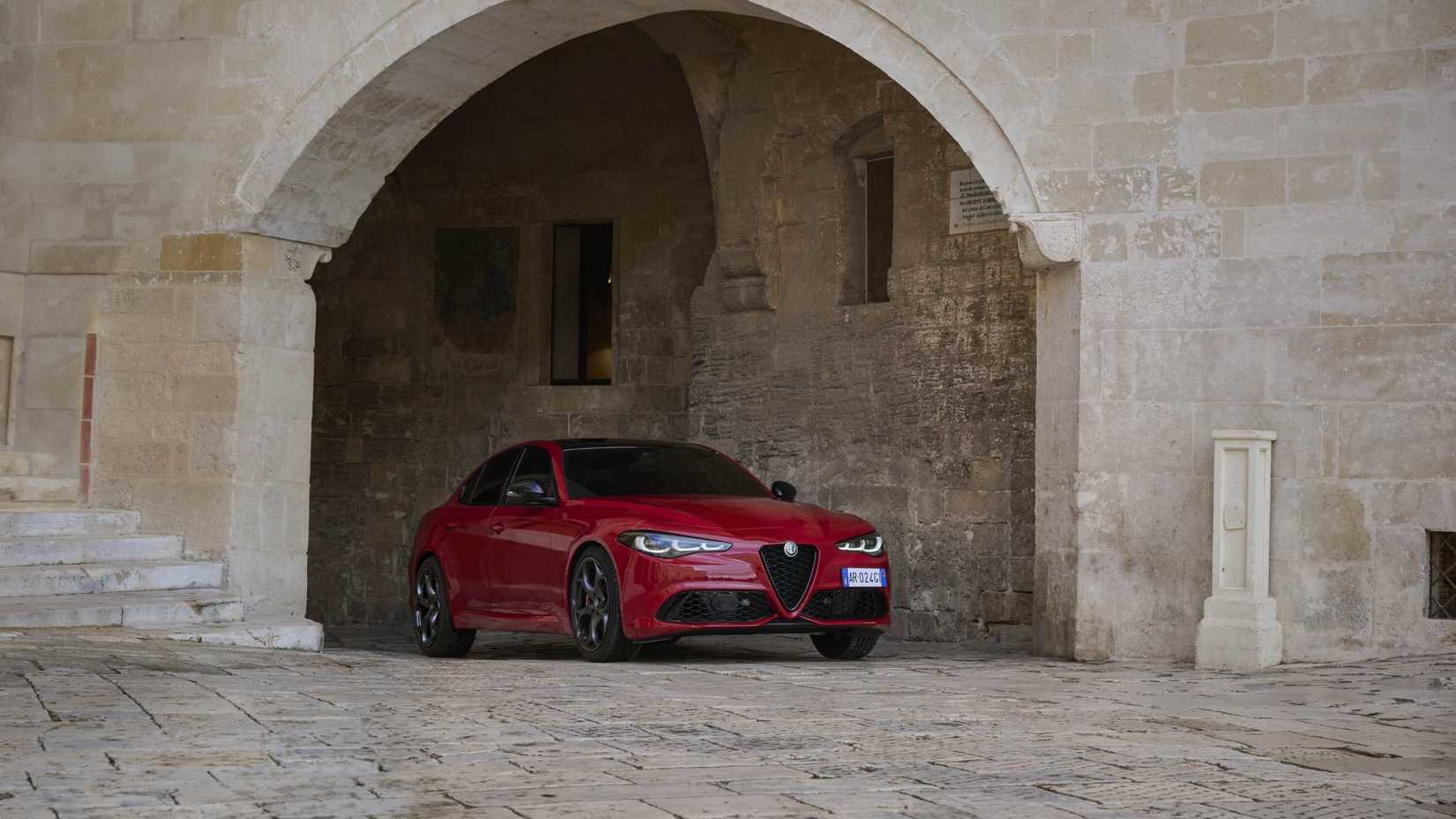 Front 3/4 shot of a 2025 Alfa Romeo Giulia