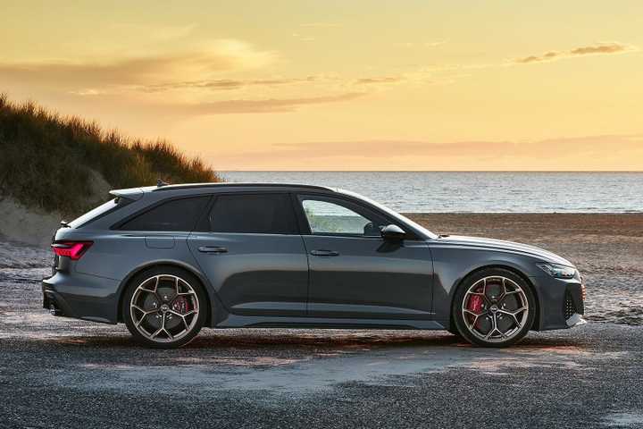 Side profile shot of a 2025 Audi RS6 Avant Performance