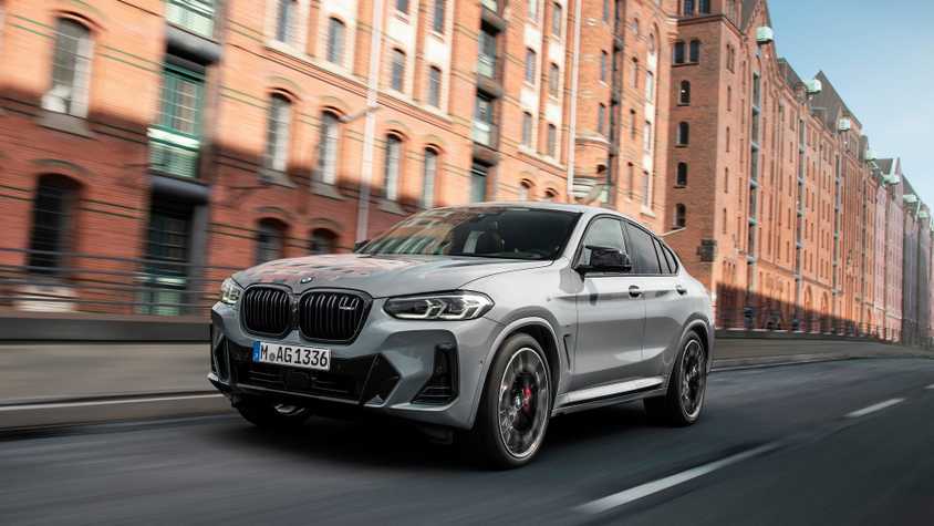 Front 3/4 shot of a 2022 BMW X4