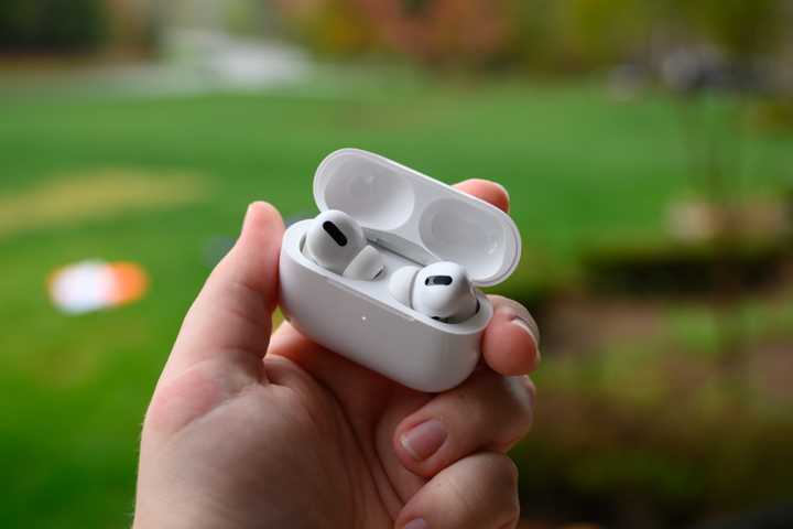 Apple AirPods Pro Buds Charging