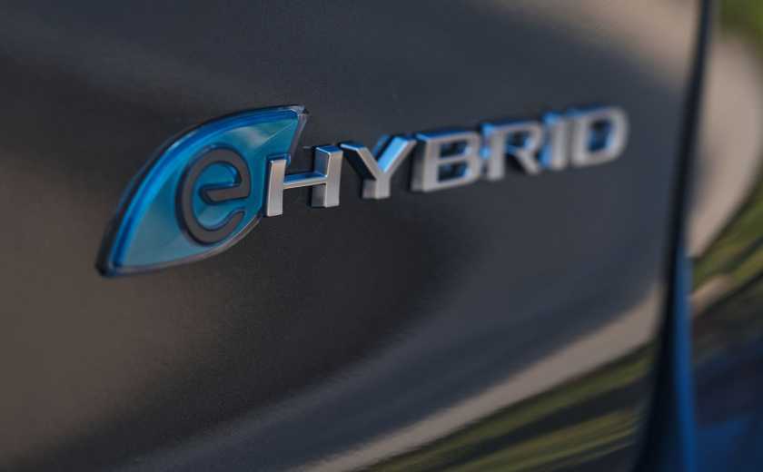 2025 Chrysler Pacifica Plug-In Hybrid badging