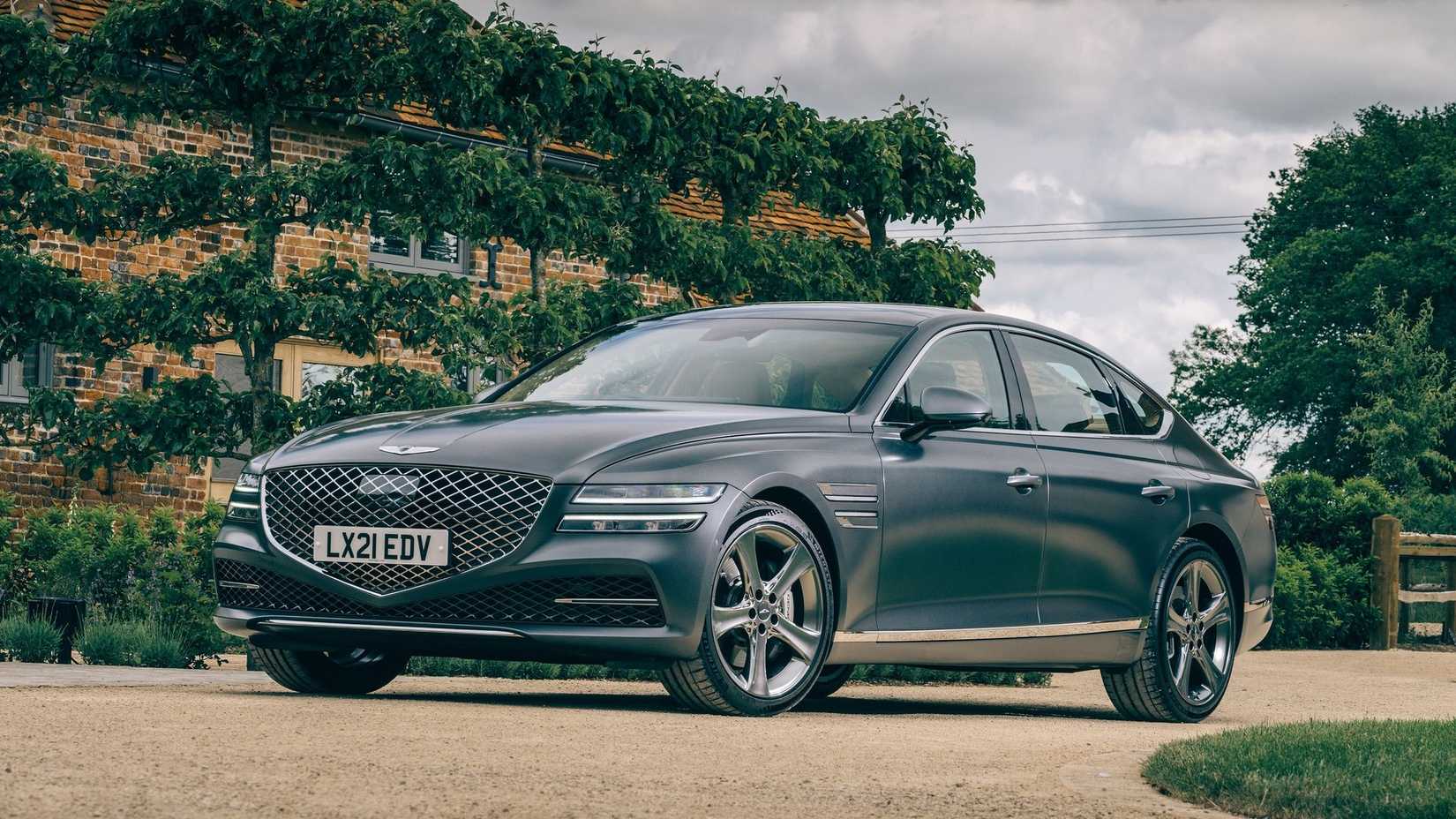 Front 3/4 shot of a 2021 Genesis G80