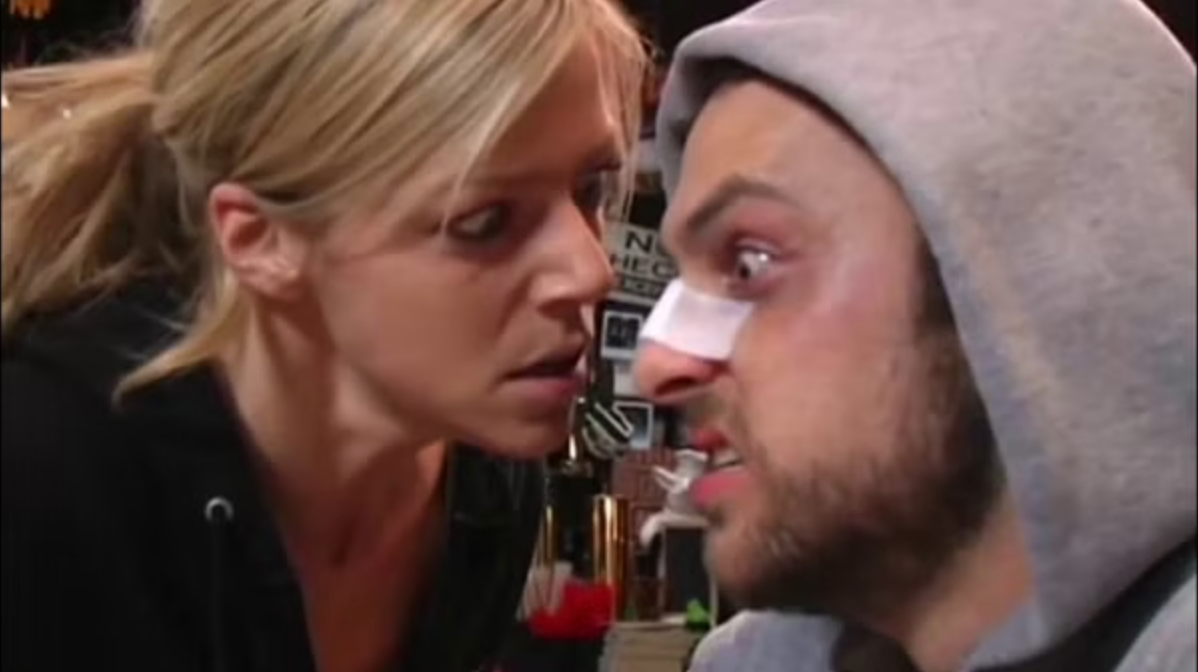 Dee and Charlie face-to-face in the Hundred Dollar Baby episode.