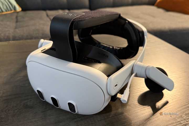 A Meta Quest 3 with a KIWI K4 Duo headphone strap attached to it on a table.