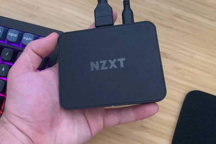 Person holding NZXT signal 4k30