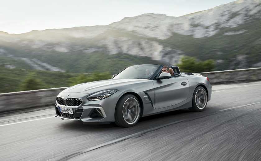 Front 3/4 shot of a 2024 BMW Z4 