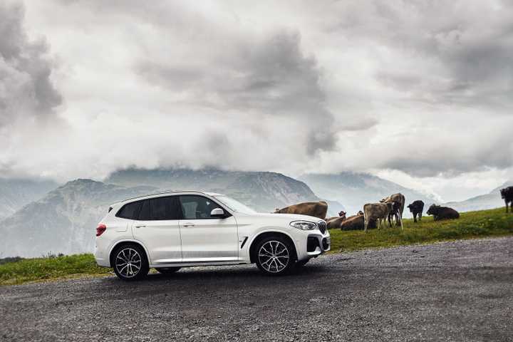 Side profile shot of a 2020 BMW X3 PHEV