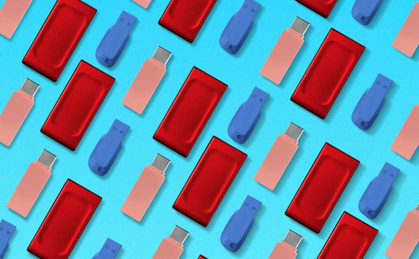 Pattern of USB flash drives and SSDs in different colors arranged on a blue background. Lucas Gouveia/How-To GeekPattern of USB flash drives and SSDs in different colors arranged on a blue background.