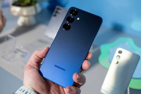 Samsung Galaxy S25 in Navy Blue.