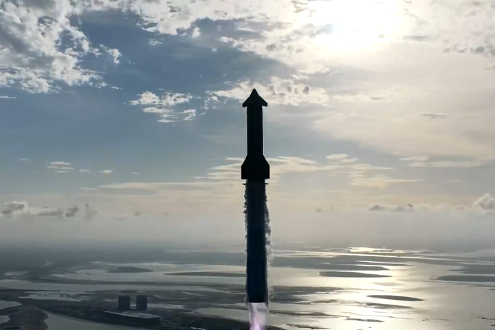 Starship in flight during its 10th test flight. 