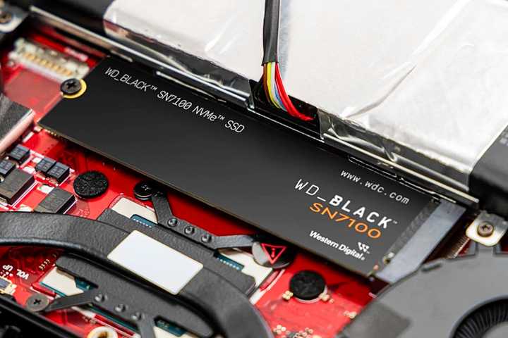 WD_BLACK 4TB SN7100 NVMe installed.