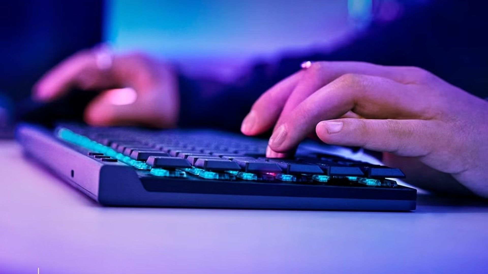 A person typing on logitech g515 lightspeed tkl keyboard.