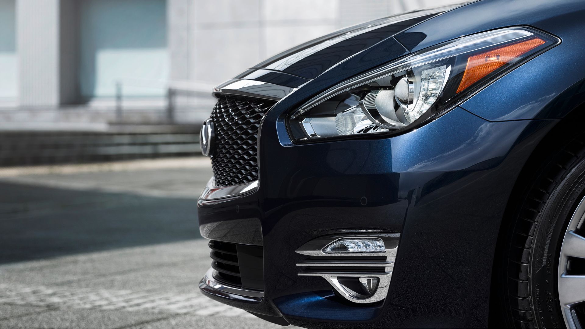 Close-up shot of the front end of a 2015 Infiniti Q70L.