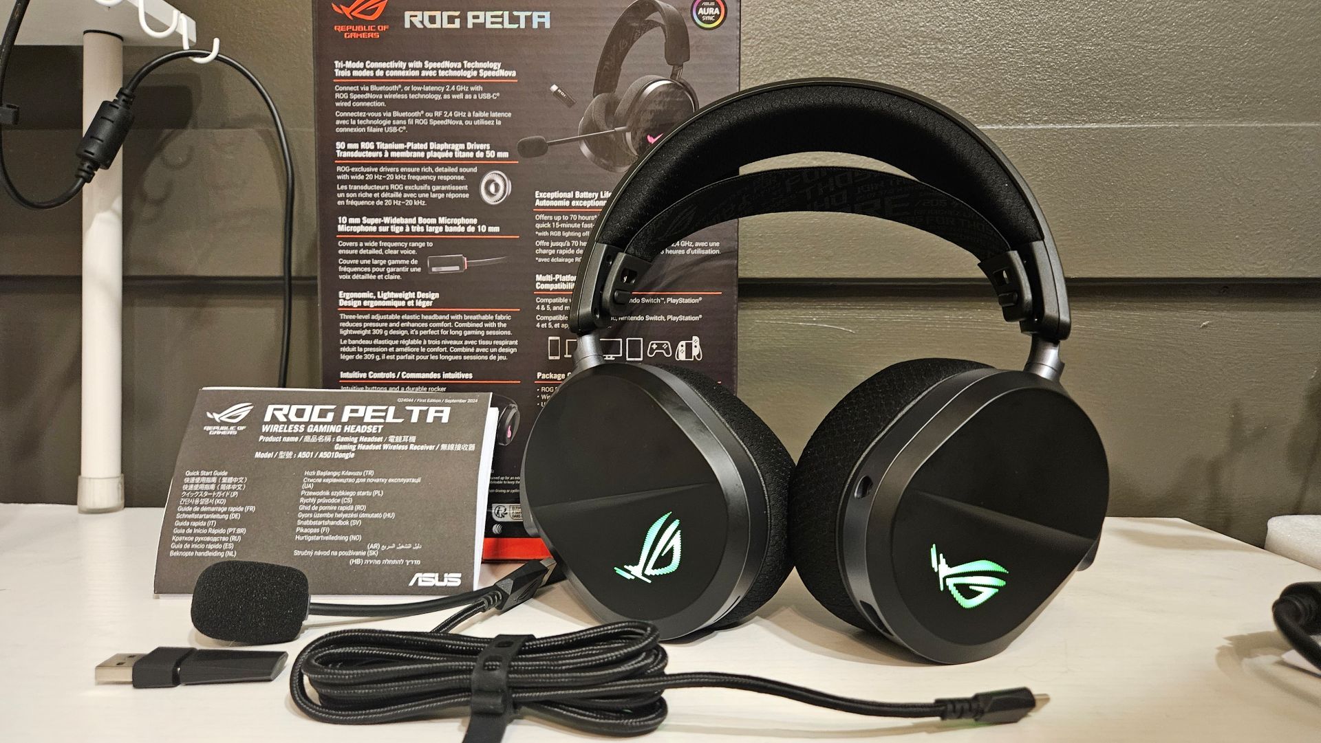 The ASUS Rog Pelta with its box and accessories.