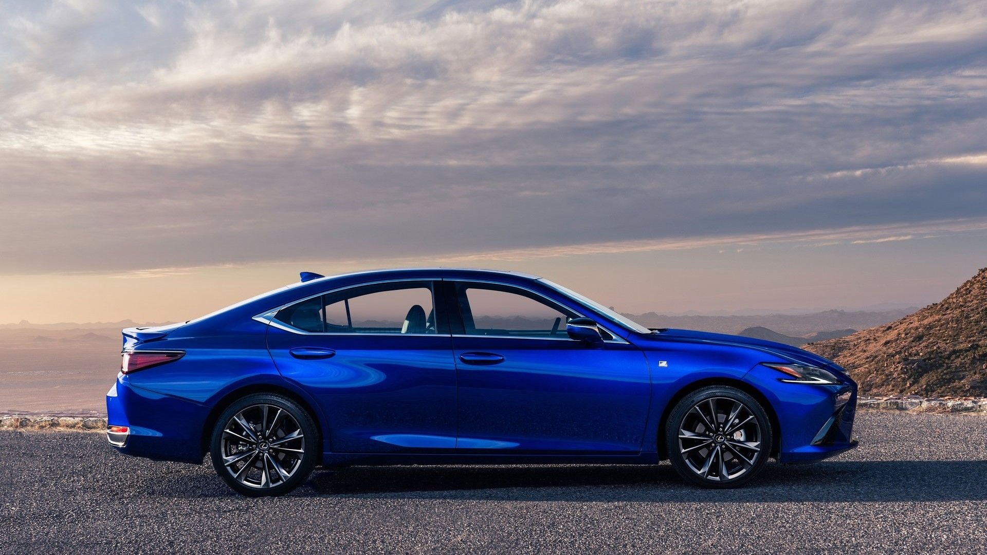 Side profile of a 2022 Lexus ES